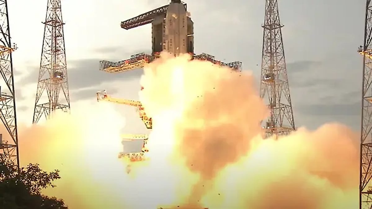 இனி பேரிடர் குறித்து கவலையில்லை... நாசாவுடன் சேர்ந்த இஸ்ரோ : விண்ணில் பாய்ந்த நிசார் செயற்கைக்கோள் ! 