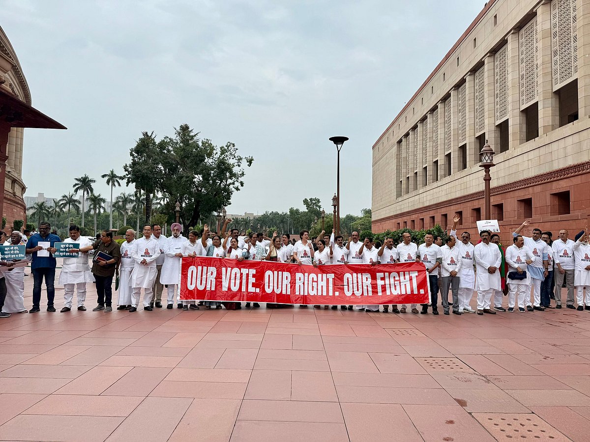 பீகாரில் 124 வயதில் வாக்காளரா? : தேர்தல் ஆணையத்தை கண்டித்த இந்தியா கூட்டணி நாடாளுமன்ற உறுப்பினர்கள்!