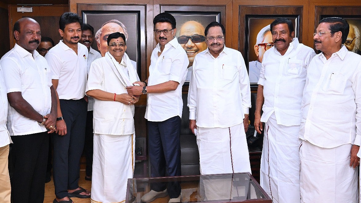 ”முதலமைச்சர் மு.க.ஸ்டாலின் பக்கம் தமிழ்நாட்டு மக்கள் இருக்கிறார்கள்” : திமுகவில் இணைந்த மைத்ரேயன் பேட்டி!