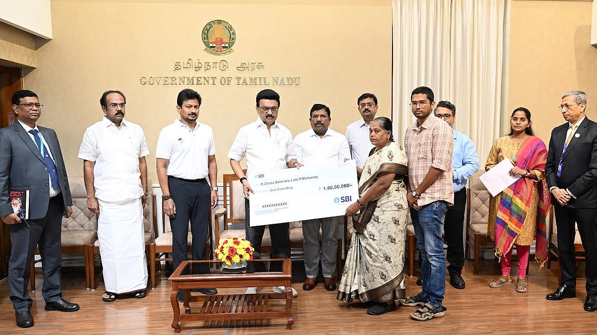 மரணமடைந்த அரசு ஊழியர்களின் குடும்பத்தினருக்கு ரூ.4.38 கோடி நிதி! : முதலமைச்சர் மு.க.ஸ்டாலின் வழங்கினார்!