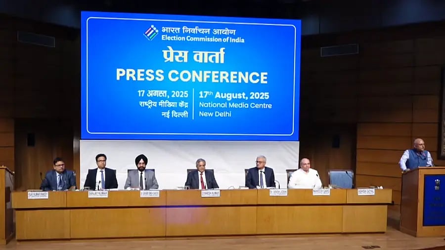 முகவரி இல்லாதவர்களை வாக்காளர்களாக சேர்த்தது ஏன்? - தேர்தல் ஆணையர் விளக்கம் !