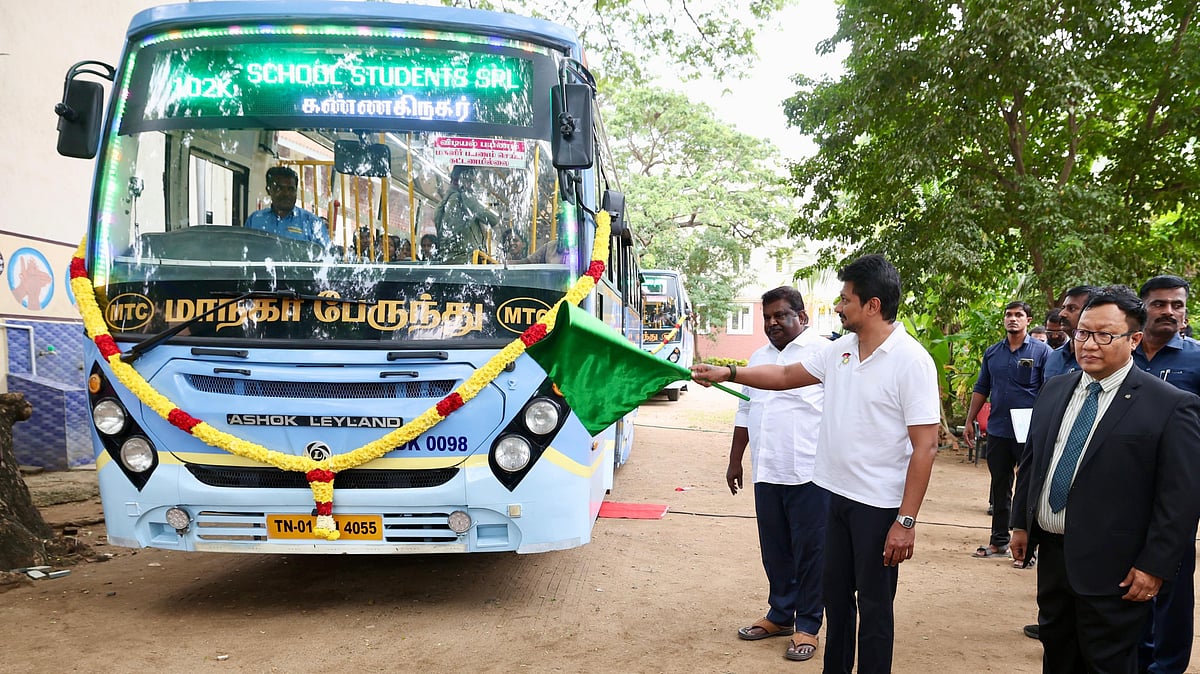 பள்ளி மாணவர்களுக்காக சிறப்பு பேருந்துகள் இயக்கம்... தொடங்கி வைத்தார் துணை முதலமைச்சர் உதயநிதி ஸ்டாலின் ! 
