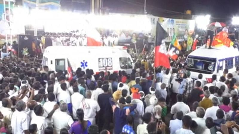 “இனிமே கூட்டத்துக்குள்ள வந்த...” : அவசரமாக வந்த ஆம்புலன்ஸ் ஓட்டுநரை மிரட்டிய பழனிசாமி - குவியும் கண்டனம்!