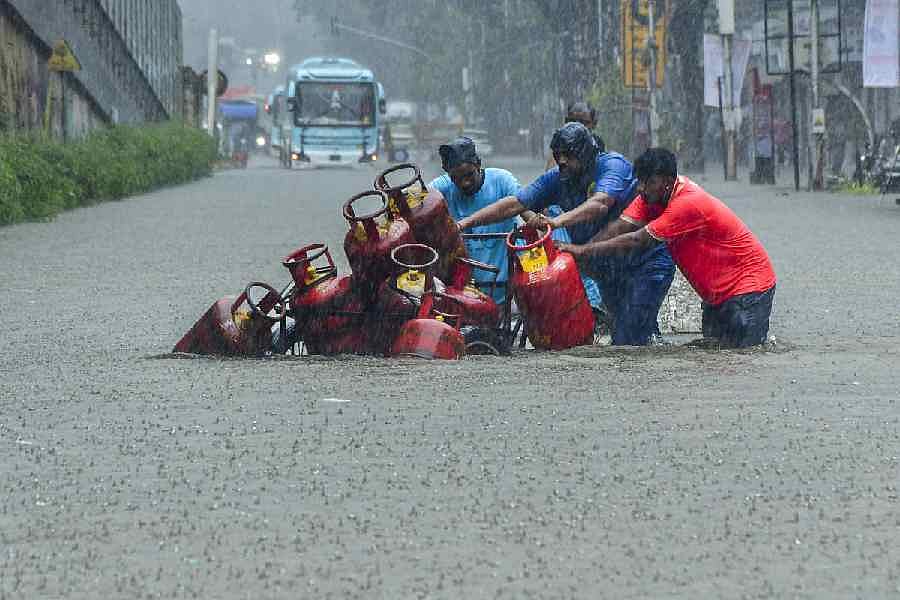 மும்பையில் தொடரும் கனமழை... சென்னையில் இருந்து செல்லும் விமானங்கள் ரத்து, தாமதம் - விவரம் உள்ளே !  