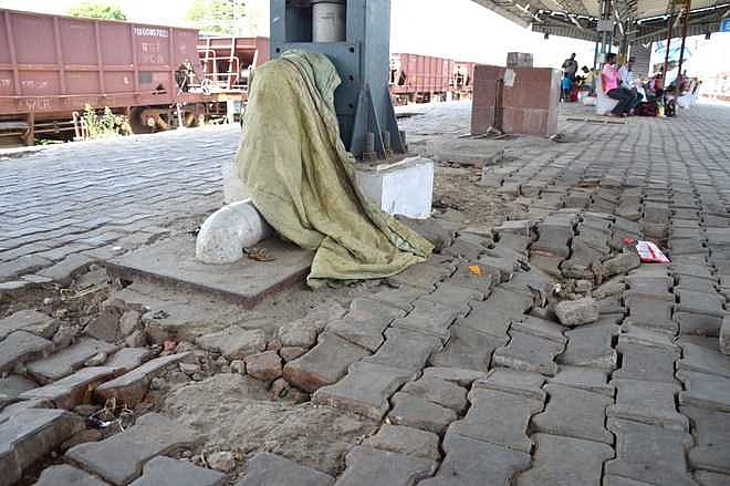 “அடிப்படை வசதிகள் இல்லாத இரயில் நிலையங்களை சரி செய்வது எப்போது?” : ஆ.ராசா எம்.பி கேள்வி!