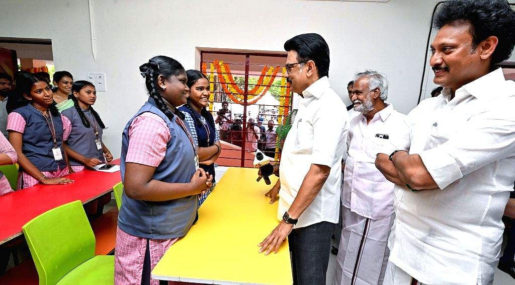பள்ளிக்கல்வி எனும் அடித்தளத்திற்கு வலுசேர்க்கும் திராவிட மாடல் திட்டங்கள்! : பட்டியலிட்ட தமிழ்நாடு அரசு!