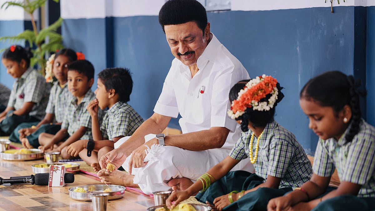 பள்ளிக்கல்வி எனும் அடித்தளத்திற்கு வலுசேர்க்கும் திராவிட மாடல் திட்டங்கள்! : பட்டியலிட்ட தமிழ்நாடு அரசு!