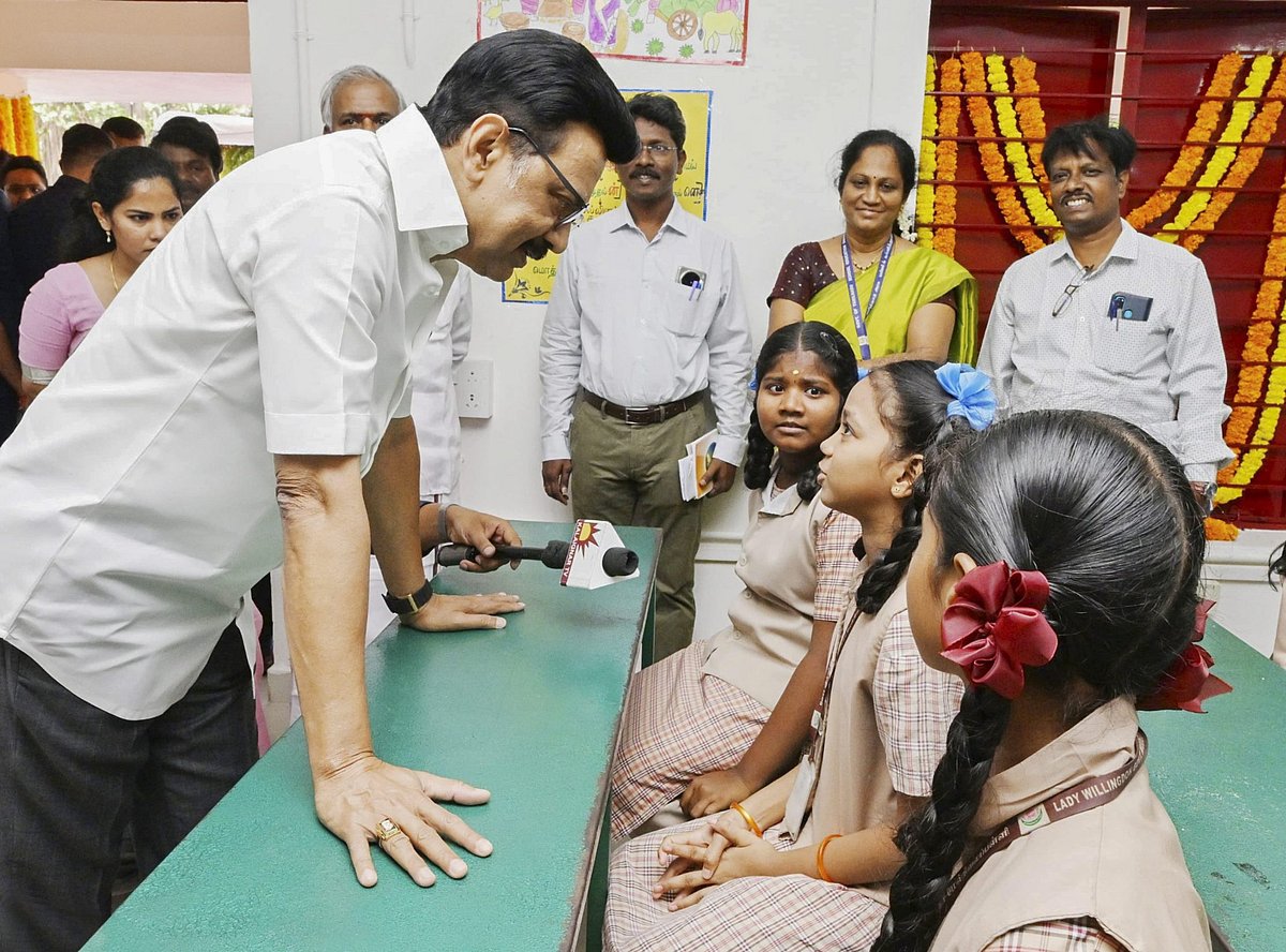 பள்ளிக்கல்வி எனும் அடித்தளத்திற்கு வலுசேர்க்கும் திராவிட மாடல் திட்டங்கள்! : பட்டியலிட்ட தமிழ்நாடு அரசு!