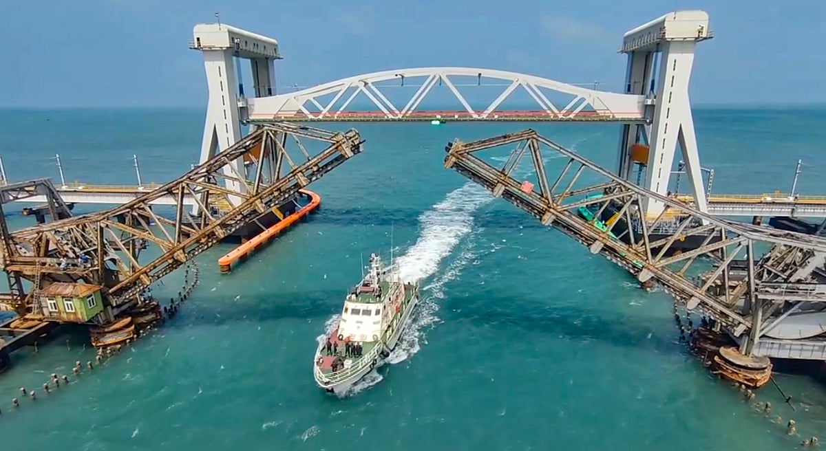 அகற்றப்படும் பழைய பாம்பன் ரயில் பாலம்... நினைவு சின்னமாக பாதுகாக்க வேண்டும் என பொதுமக்கள் கோரிக்கை ! 