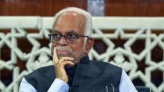 நீதித்துறை குறித்த அமித்ஷாவின் சர்ச்சை கருத்து.... பொங்கி எழுந்த 18 முன்னாள் நீதிபதிகள்... விவரம் என்ன ? 