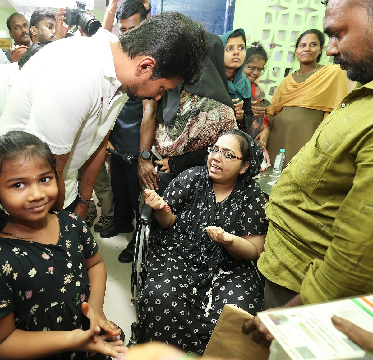 உங்களுடன் ஸ்டாலின் : மனுக்களை அளிக்க வந்த பொதுமக்கள்... கலந்துரையாடி, தீர்வுகளை வழங்கிய துணை முதலமைச்சர்!