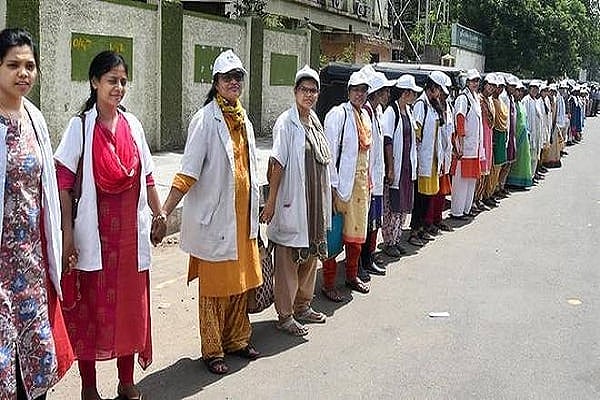 தமிழ்நாட்டில் 1 லட்சம் பேருக்கு 194 டாக்­டர்­கள் : இந்திய சராசரியை விட இரு மடங்கு அதிகம் பெற்று சாதனை!