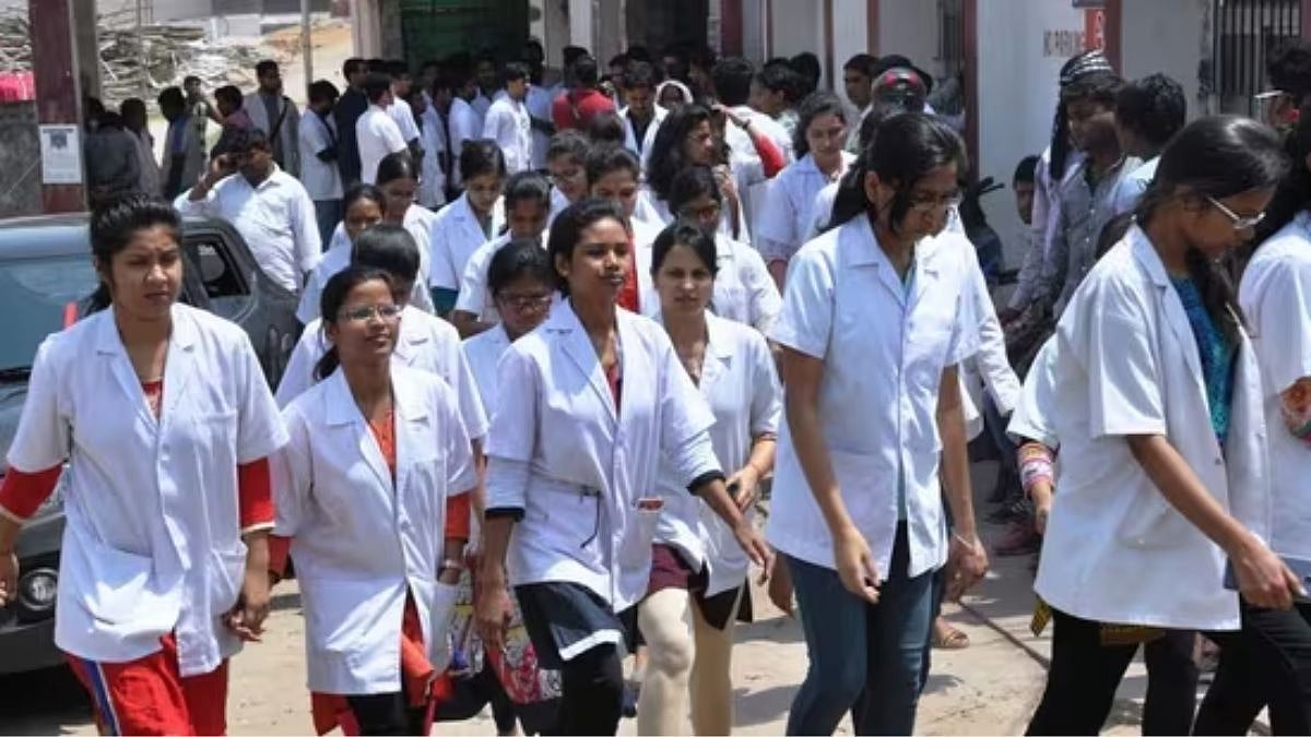 தமிழ்நாட்டில் 1 லட்சம் பேருக்கு 194 டாக்­டர்­கள் : இந்திய சராசரியை விட இரு மடங்கு அதிகம் பெற்று சாதனை!