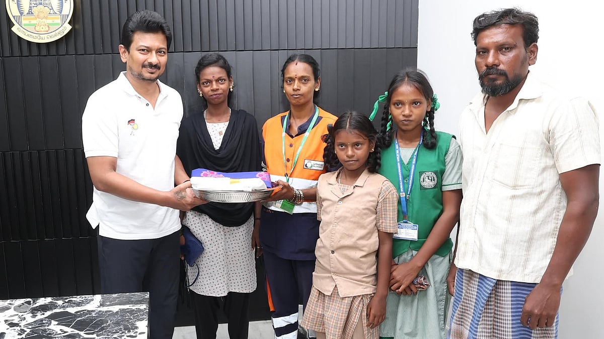 பணியின்போது கிடைத்த தங்கச் சங்கிலி.. பத்திரமாக ஒப்படைத்த தூய்மை பணியாளருக்கு துணை முதலமைச்சர் பாராட்டு!