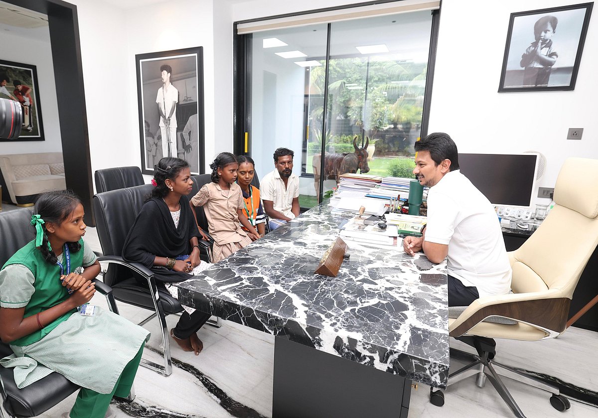 பணியின்போது கிடைத்த தங்கச் சங்கிலி.. பத்திரமாக ஒப்படைத்த தூய்மை பணியாளருக்கு துணை முதலமைச்சர் பாராட்டு!