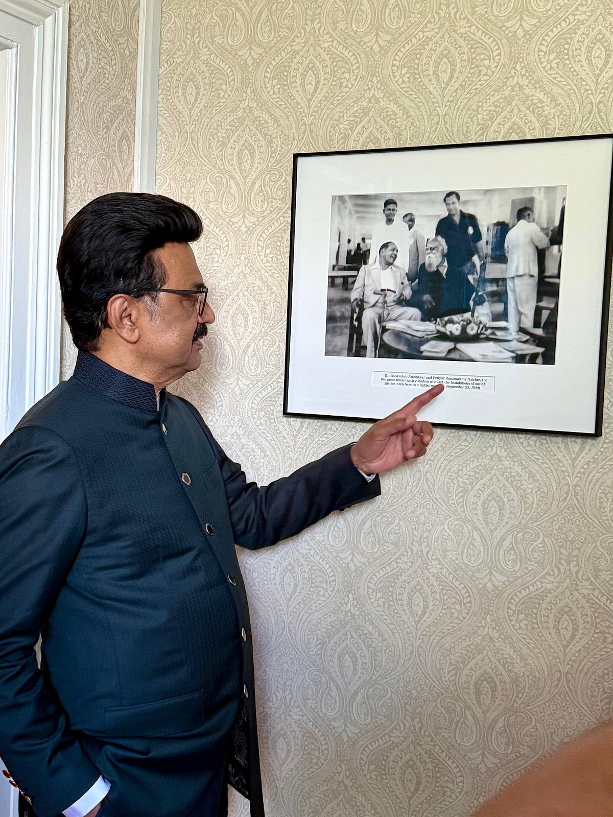 பெரியாரும், அம்பேத்கரும் உரையாடும் புகைப்படம்... அம்பேத்கர் இல்லத்தை பார்வையிட்ட முதலமைச்சர்!
