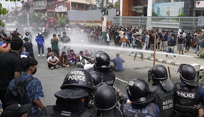 முதலமைச்சரின் துரித செயல்பட்டால் நேபாளத்தில் இருந்து 116 தமிழர்கள் மீட்பு... உதவி எண்கள் அறிவிப்பு ! 