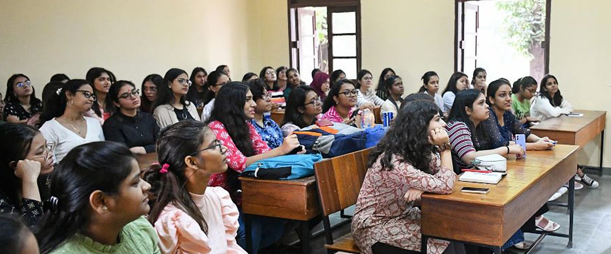 ‘பி.எட்.’ மற்றும் ‘எம்.எட்.’ பாடப்பிரிவுகளுக்கான மாணாக்கர் சேர்க்கை! : விண்ணப்பிப்பதற்கான விவரம் உள்ளே!