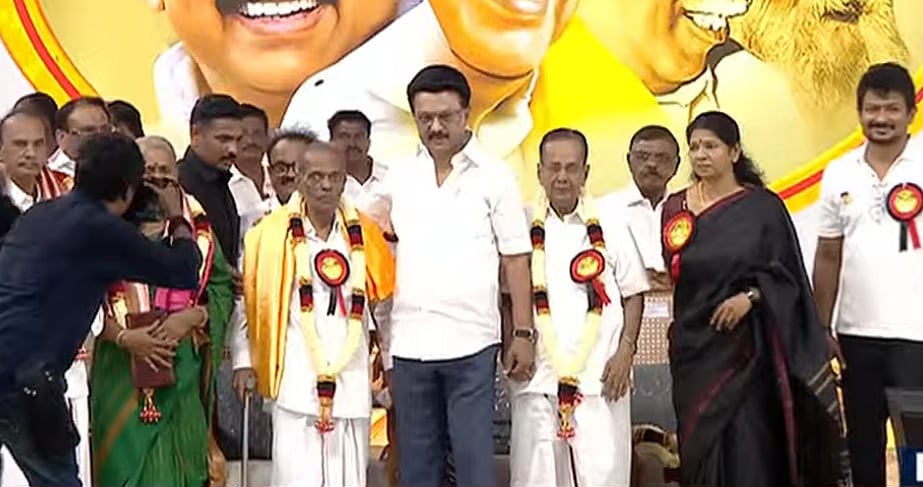 தி.மு.க முப்பெரும் விழா :  கனிமொழி MP-க்கு பெரியார் விருது வழங்கினார் முதலமைச்சர் மு.க.ஸ்டாலின்!