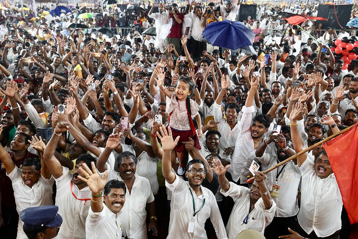 “ரோடு போடச் சொன்னால், நாடு பிடிப்பார்கள் தி.மு.கழகத்தின் தீரர்கள்!” : முரசொலி தலையங்கம் புகழாரம்!