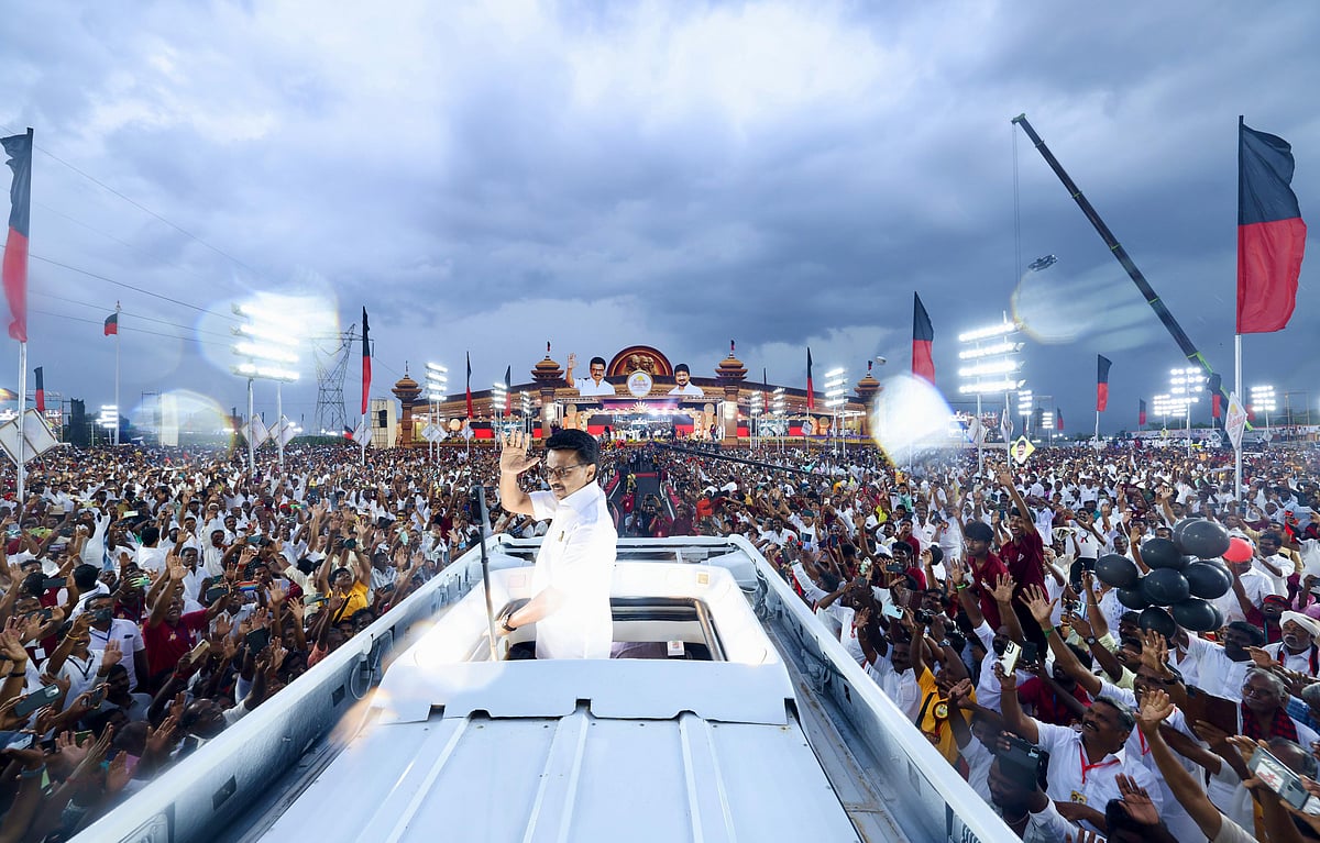 “ரோடு போடச் சொன்னால், நாடு பிடிப்பார்கள் தி.மு.கழகத்தின் தீரர்கள்!” : முரசொலி தலையங்கம் புகழாரம்!