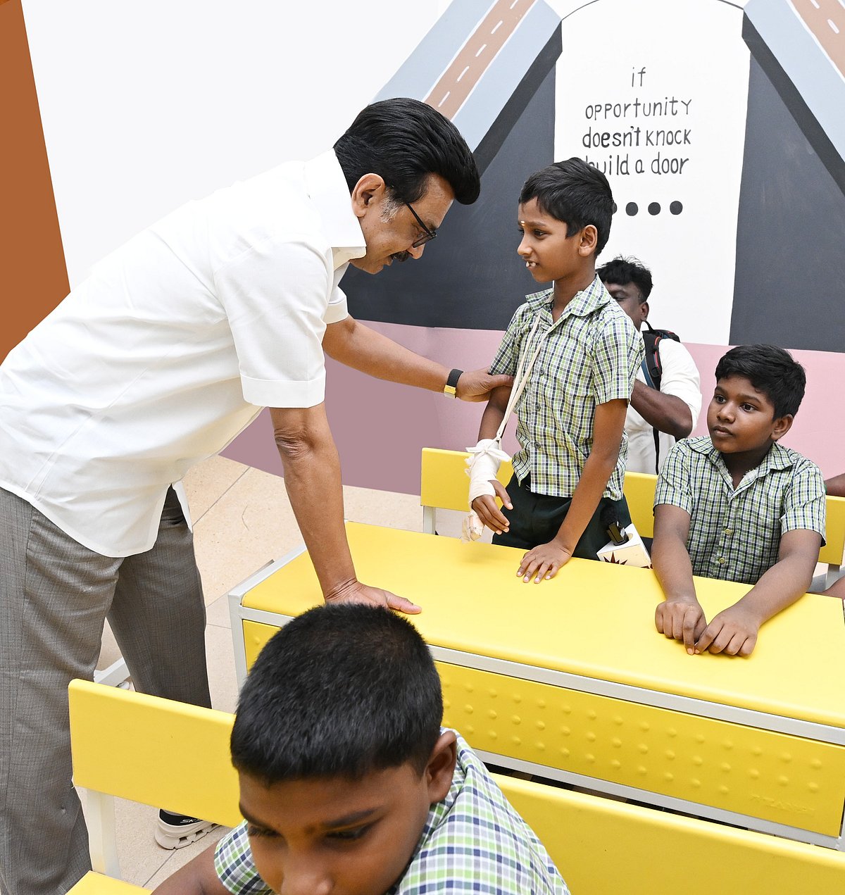 “படிக்க வேண்டிய, பயிற்சிபெற வேண்டிய கடமை உங்களுக்கு இருக்கிறது!” : மாணவர்களிடையே முதலமைச்சர் பேச்சு!  