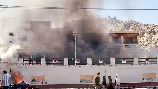 உச்சம் அடைந்த தனி மாநிலக் கோரிக்கை... பாஜக அலுவலகத்தை தாக்கி தீ வைத்த லடாக் பொதுமக்கள் !