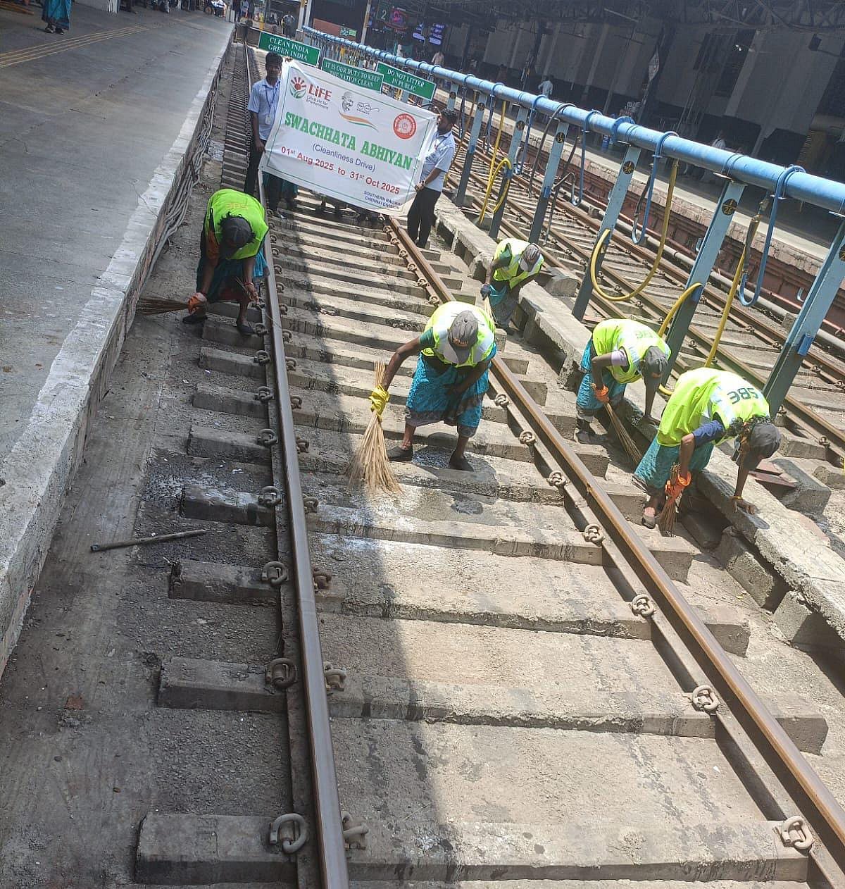 திடீரென தூய்மை படுத்தப்பட்ட சென்னை ரயில் நிலையங்கள்... காரணம் என்ன ? 