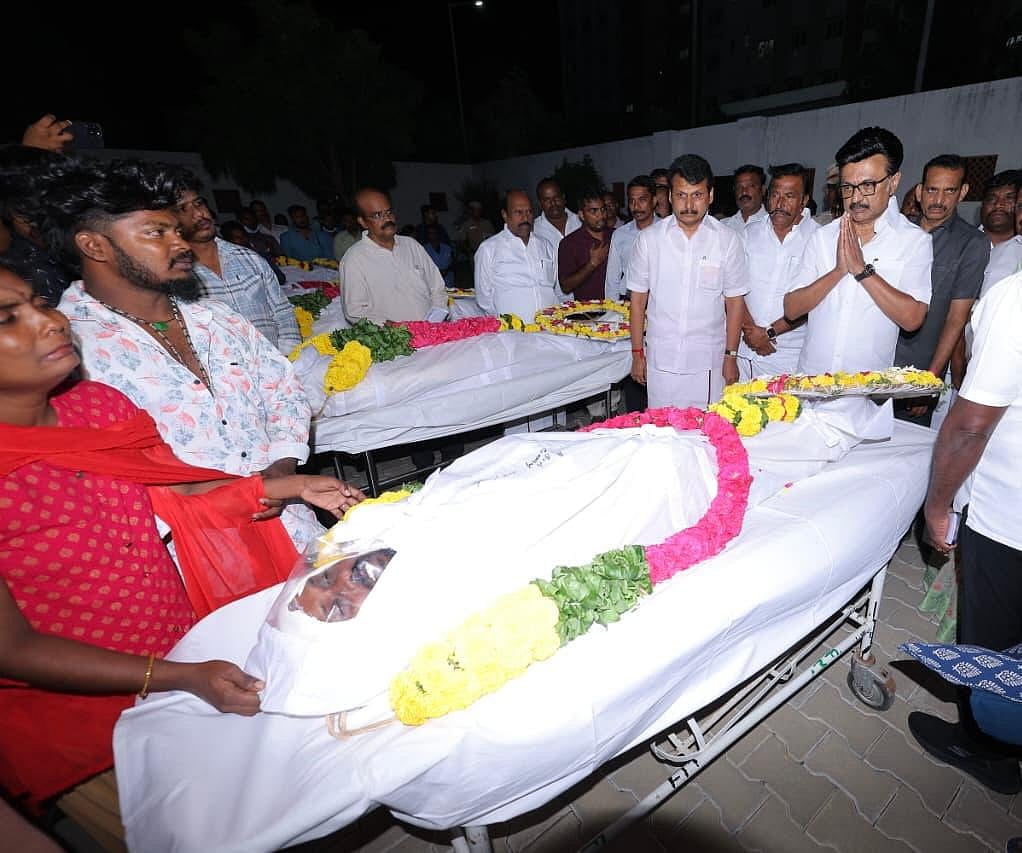 கரூர் கோரம் - நேரில் சென்று கலங்கி நின்ற முதலமைச்சர் மு.க.ஸ்டாலின்!