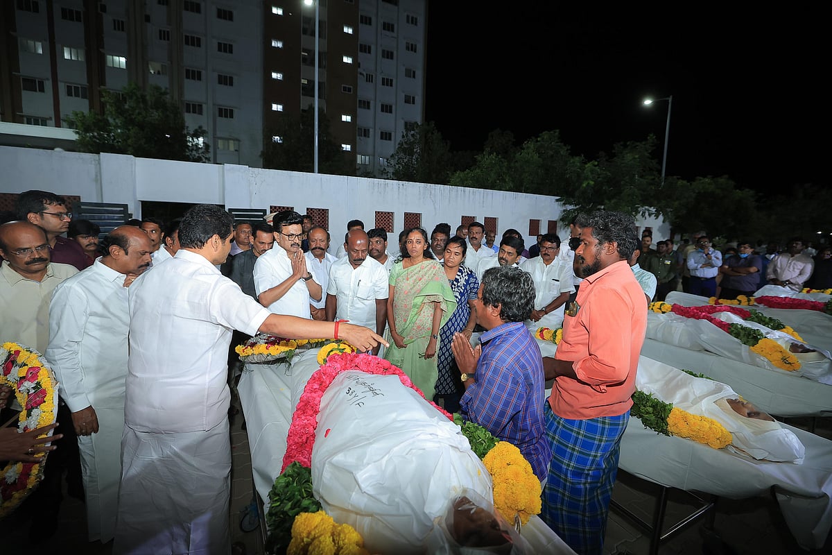 கரூர் கோரம் - நேரில் சென்று கலங்கி நின்ற முதலமைச்சர் மு.க.ஸ்டாலின்!