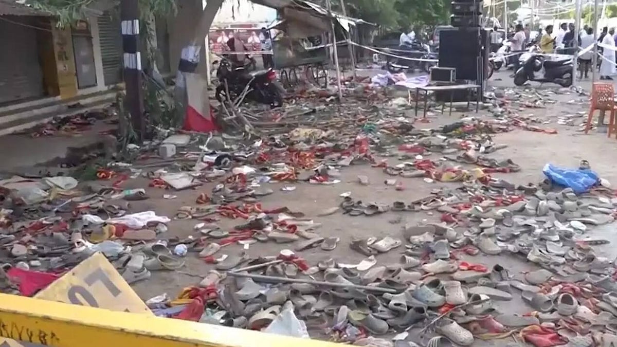 "கரூர் விபத்துக்கு திட்டமிட்டு விஜய் தாமதமாக வந்ததே காரணம்" - காவல்துறை FIR-ல் பகீர் தகவல் !