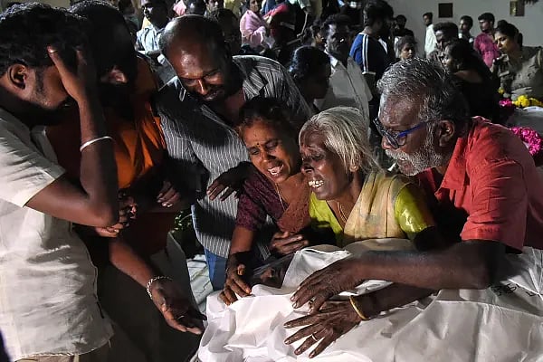 பொறுப்பற்று பேசும் விஜய்! : மக்களின் துயரில் பங்கெடுக்காத இவர், யாருக்கான தலைவர்?