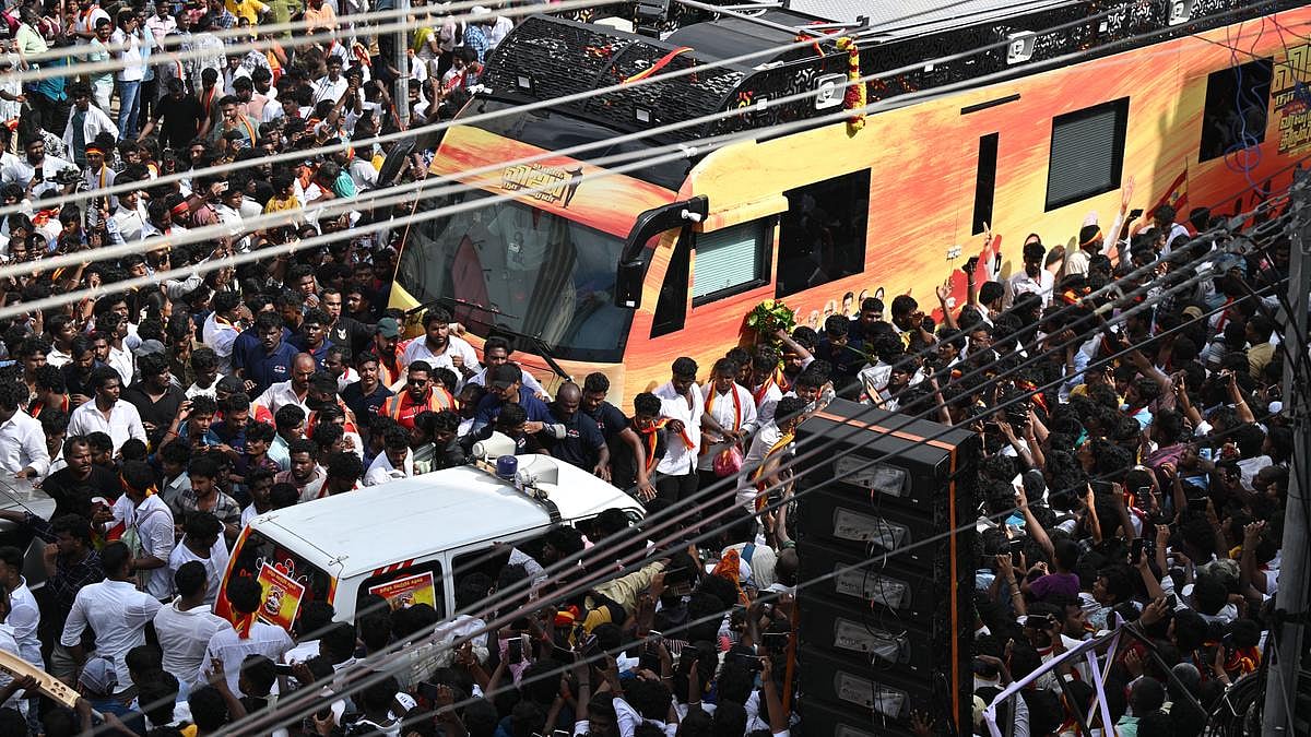 தனியார் மருத்துவமனையை தாக்கிய விஜய் கட்சியினர்... கட்சியினரை கட்டுப்படுத்த தெரியாதா என நீதிமன்றம் கேள்வி!