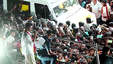 பதைபதைக்க வைக்கும் வீடியோ.. நீதிமன்றம் அதிரடி உத்தரவு.. விஜய் பிரச்சார வாகன ஓட்டுநர் மீது பாய்ந்த வழக்கு!