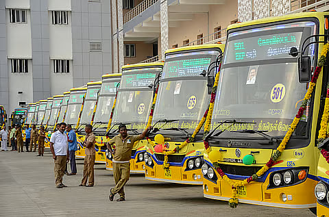 தீபாவளி பண்டிகை : தமிழ்நாடு முழுவதும் சிறப்பு பேருந்துகள் உள்ளிட்ட 20,378 பேருந்துகள் இயக்க முடிவு !