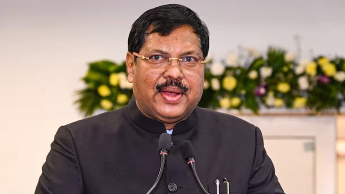 உச்ச நீதிமன்ற தலைமை நீதிபதியை நோக்கி செருப்பு வீச்சு... பின்னணியில் சனாதனம் - முழு விவரம் உள்ளே ! 