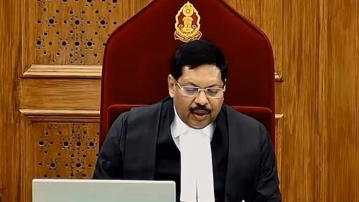 உச்ச நீதிமன்ற தலைமை நீதிபதியை நோக்கி செருப்பு வீச்சு... பின்னணியில் சனாதனம் - முழு விவரம் உள்ளே ! 
