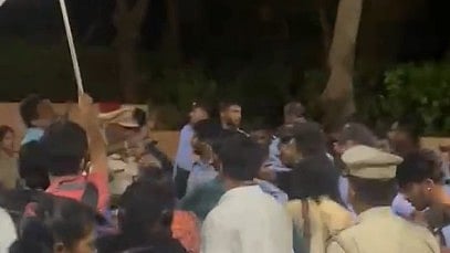 புதுச்சேரி பல்கலைக்கழகத்தில் தொடரும் பாலியல் குற்றச்சாட்டு : போராடிய மாணவர்கள் மீது தடியடி!