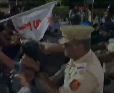 புதுச்சேரி பல்கலைக்கழகத்தில் தொடரும் பாலியல் குற்றச்சாட்டு : போராடிய மாணவர்கள் மீது தடியடி!