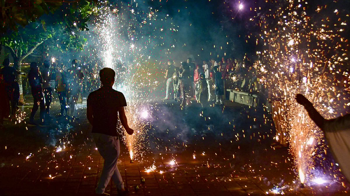 தீபாவளி அன்று இந்த நேரத்தில் மட்டுமே பட்டாசு வெடிக்க வேண்டும் : மக்களுக்கு தமிழ்நாடு அரசு வேண்டுகோள்!