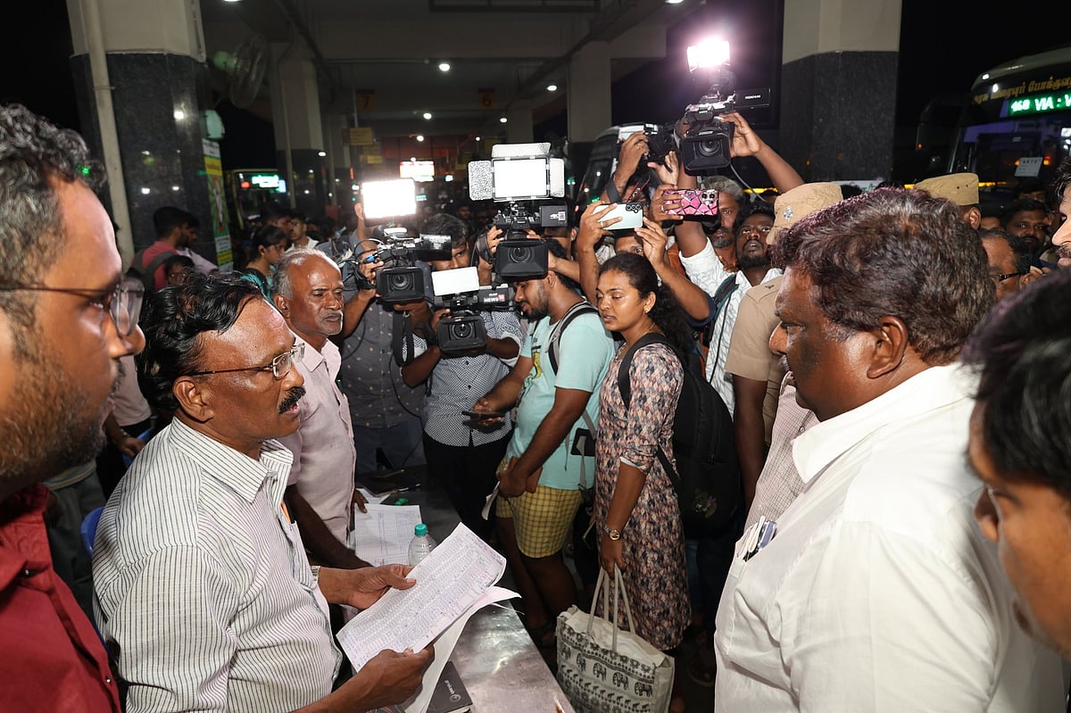 தீபாவளி பண்டிகை : சொந்த ஊர்களுக்கு செல்லும் மக்கள் - கிளாம்பாக்கத்தில் ஆய்வு செய்த அமைச்சர் சிவசங்கர்! 
