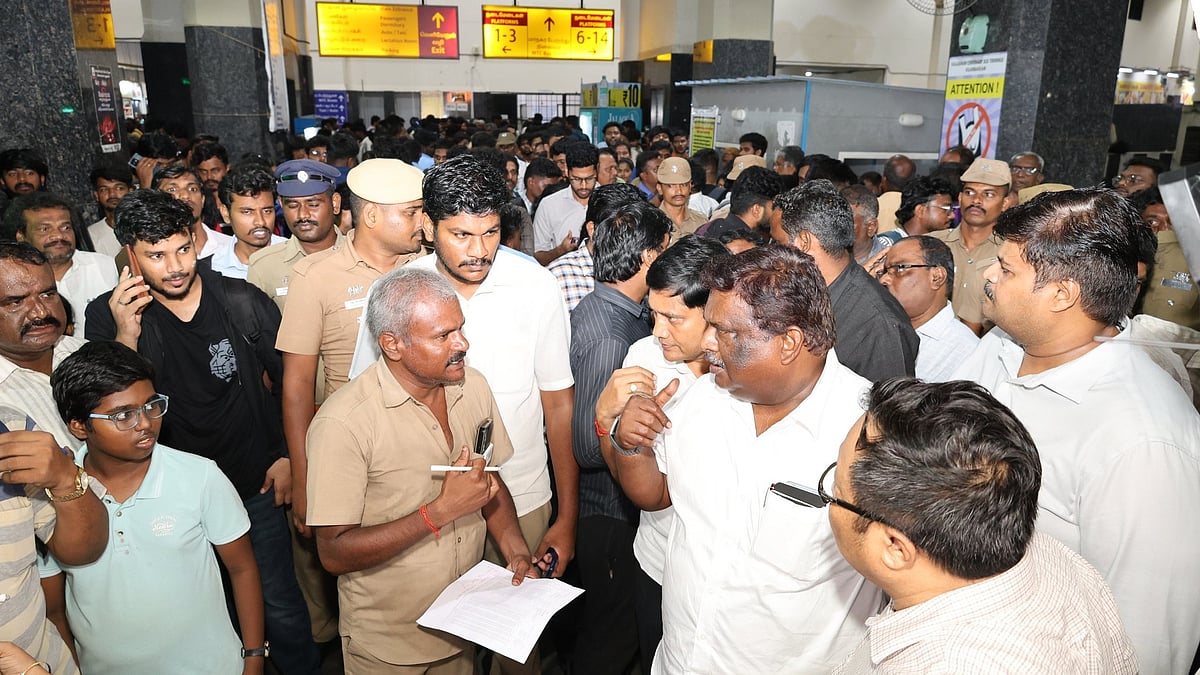 தீபாவளி பண்டிகை : சொந்த ஊர்களுக்கு செல்லும் மக்கள் - கிளாம்பாக்கத்தில் ஆய்வு செய்த அமைச்சர் சிவசங்கர்! 