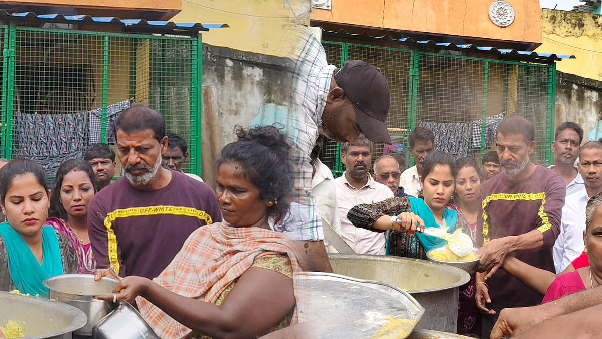 வடகிழக்கு பருவமழை... சென்னை மாநகராட்சி சார்பில் 2 நாட்களில் 4.04 லட்சம் பேருக்கு உணவு ! - விவரம் உள்ளே!