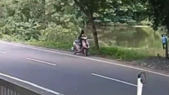 குளத்தில் குதித்த காதலன் : காப்பாற்ற முயன்ற காதலி - நடந்தது என்ன?