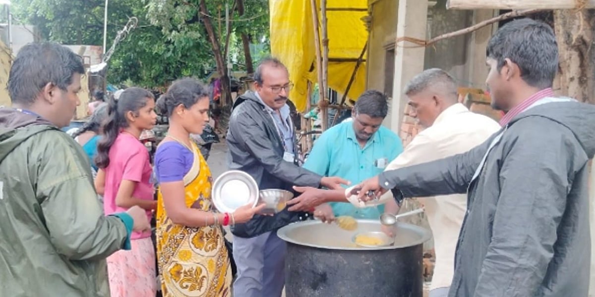 வடகிழக்கு பருவமழை... சென்னை மாநகராட்சி சார்பில் 2 நாட்களில் 4.04 லட்சம் பேருக்கு உணவு ! - விவரம் உள்ளே!