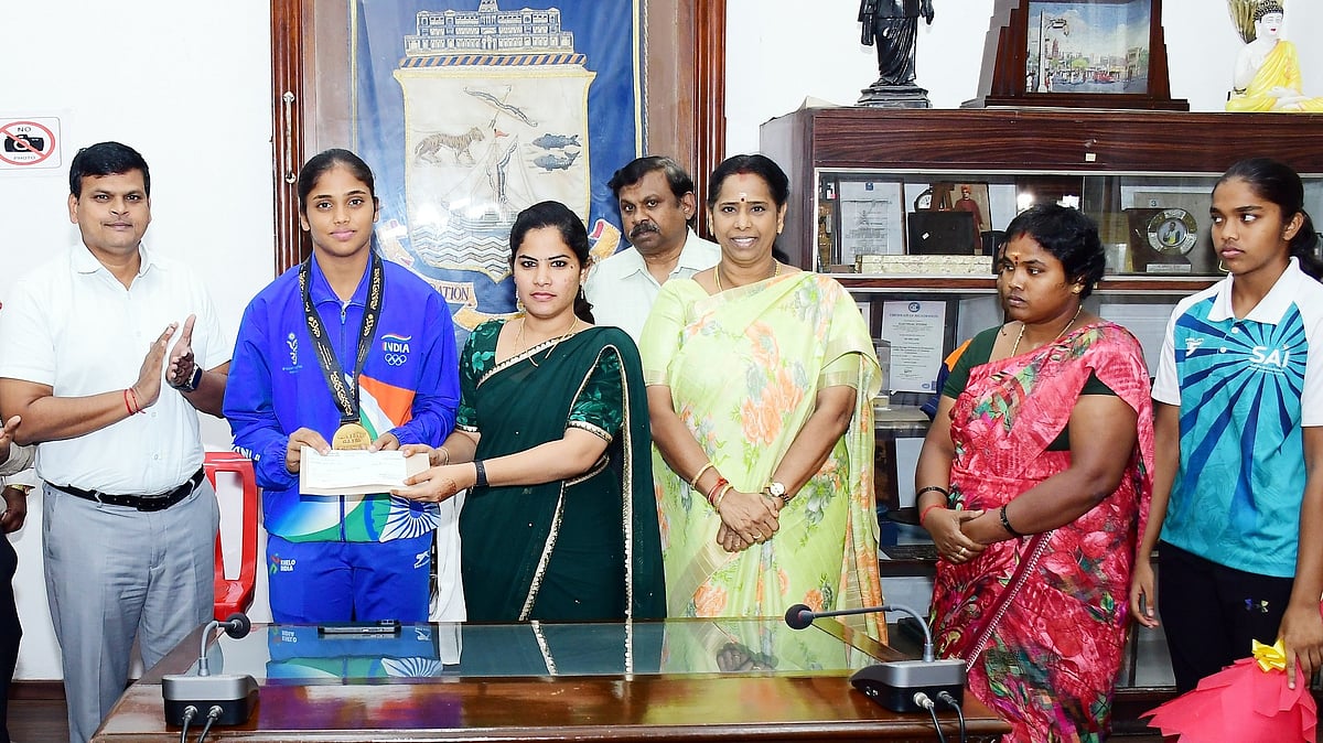 கண்ணகி நகர் கார்த்திகாவுக்கு ரூ.5 லட்சம் பரிசுத்தொகை... சென்னை மாநகராட்சி சார்பில் வழங்கிய மேயர் பிரியா !