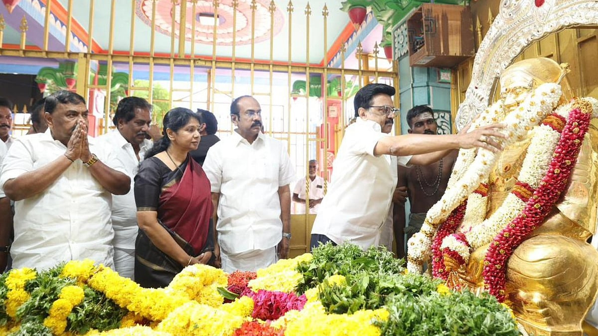 ”விடுதலைக்குப் போராடிய தீரர்” : முத்துராமலிங்கத் தேவரின் நினைவிடத்தில் முதலமைச்சர் மு.க.ஸ்டாலின் மரியாதை!