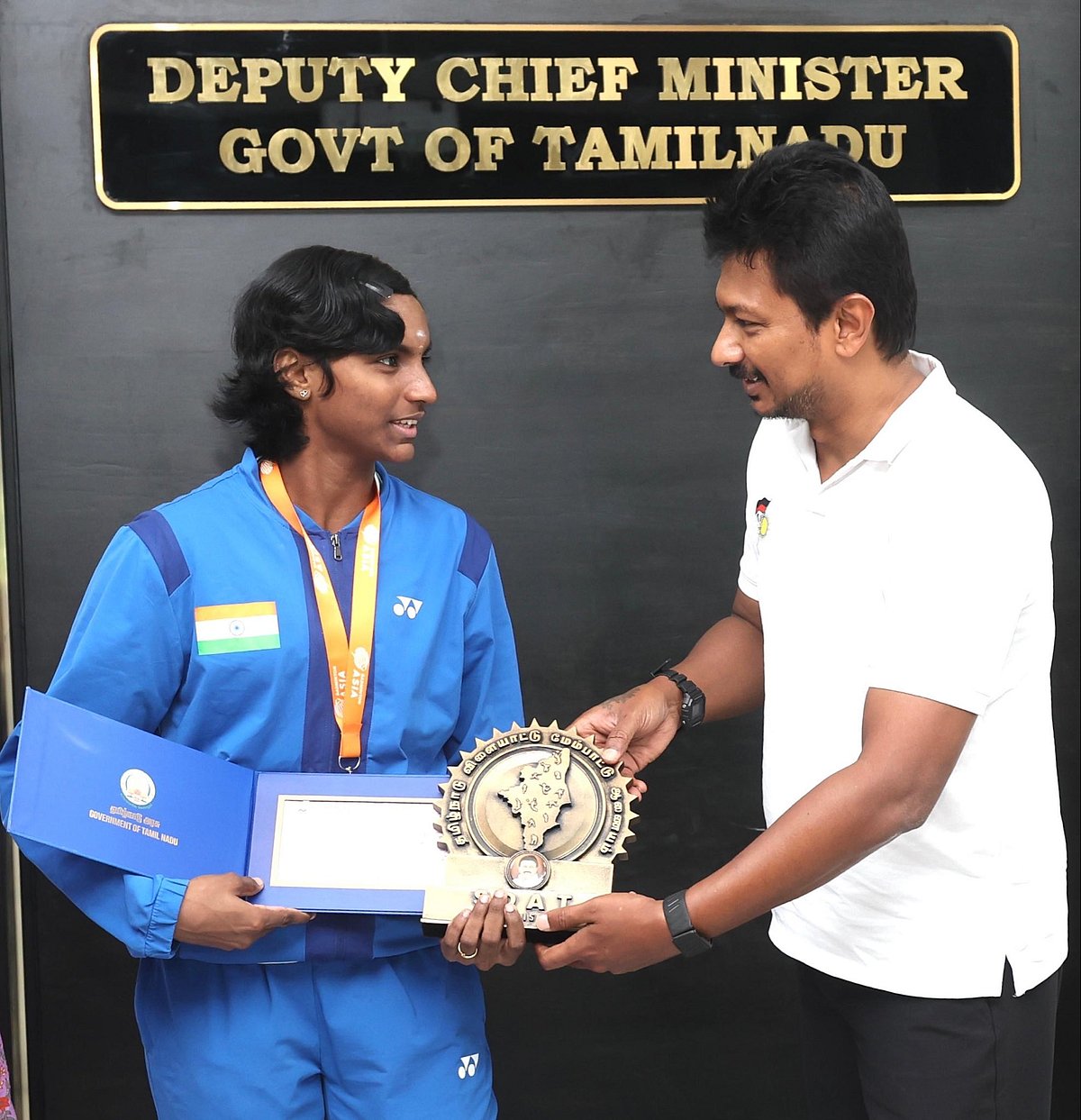 பேட்மிண்டன் ஆசிய ஜூனியர் சாம்பியன்ஷிப் 2025 : தங்கப்பதக்கம் வென்ற தீக்ஷாவுக்கு துணை முதல்வர் பாராட்டு!