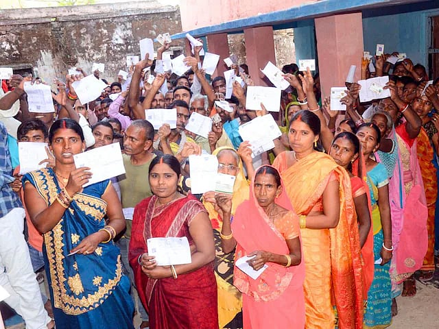 SIR : பீகாரில் நடந்தது இங்கும் நடக்காது என்று உத்தரவாதம் தர தேர்தல் ஆணையம் தயாரா? - முரசொலி கேள்வி !