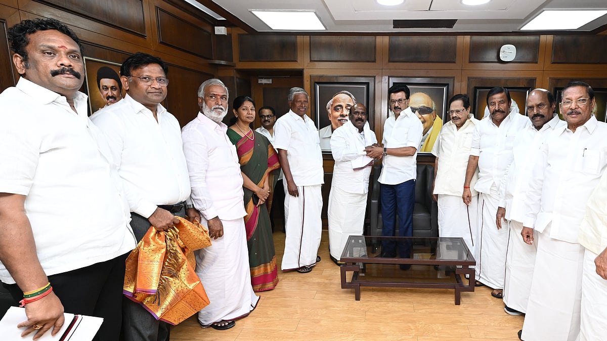 அ.தி.மு.கவில் இருந்து விலகிய பால் மனோஜ் பாண்டியன் : முதலமைச்சர் முன்னிலையில் தி.மு.கவில் இணைந்தார்!